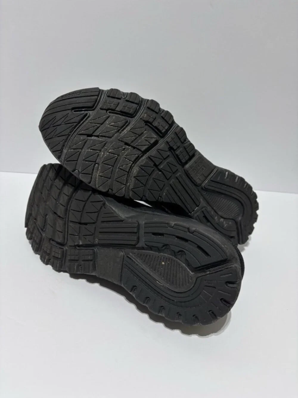 Brooks Men’s Adrenaline GTS 20 Black Running Shoes, Size 12 Wide